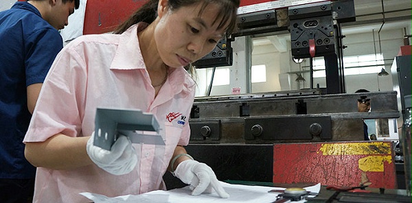 誠瑞豐中厚板鈑金加工時全員參與品質檢查