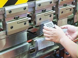 五金沖壓廠家，沖壓件排樣時要注意什么？