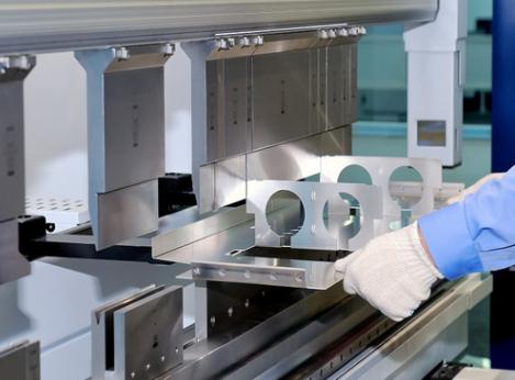 操作員正在進行鈑金加工作業(yè)