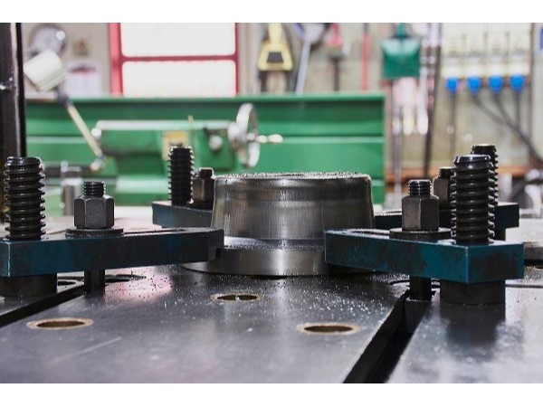 重慶五金沖壓件加工廠，拉伸模出現(xiàn)裂痕如何延長壽命？